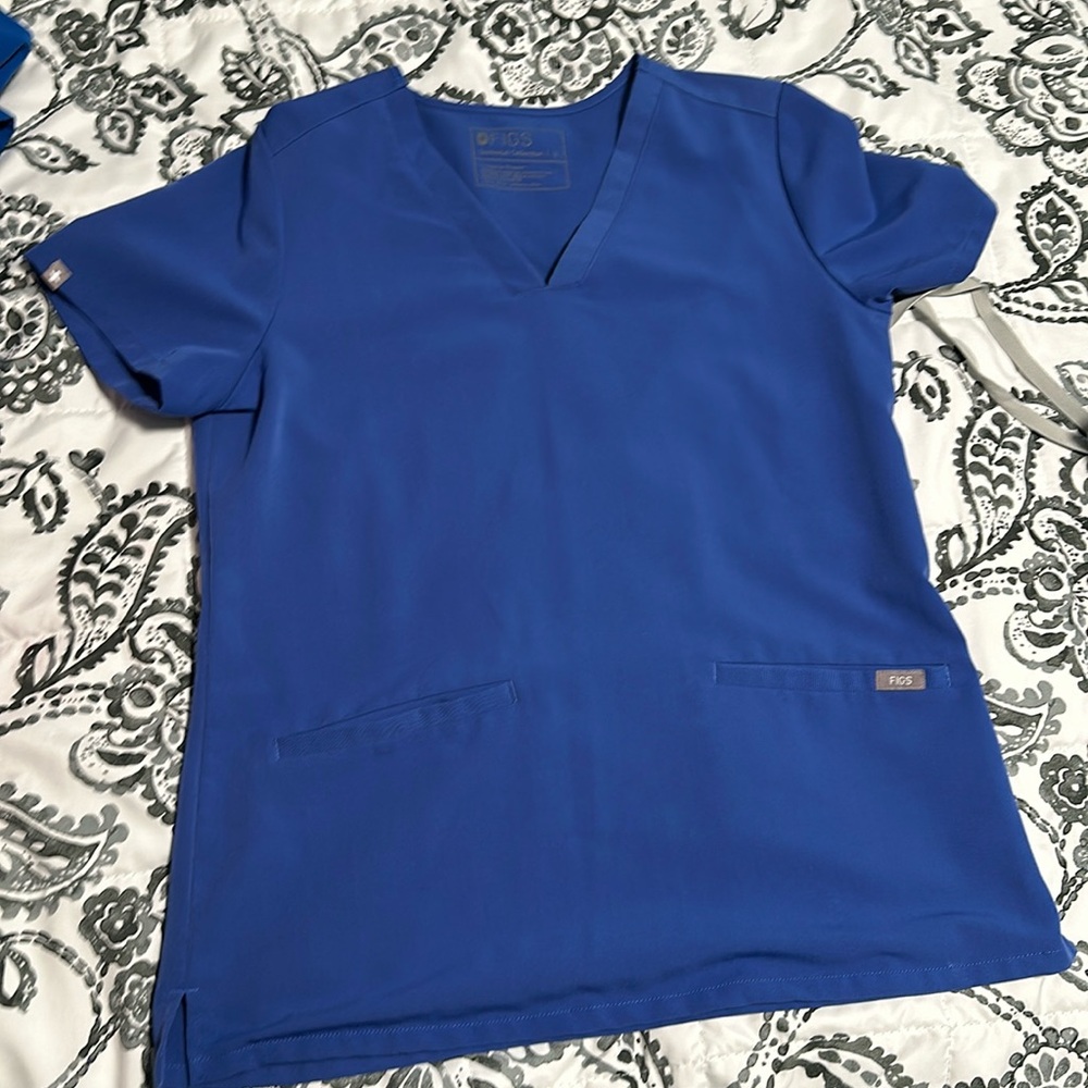 Casma 3 pocket scrub top